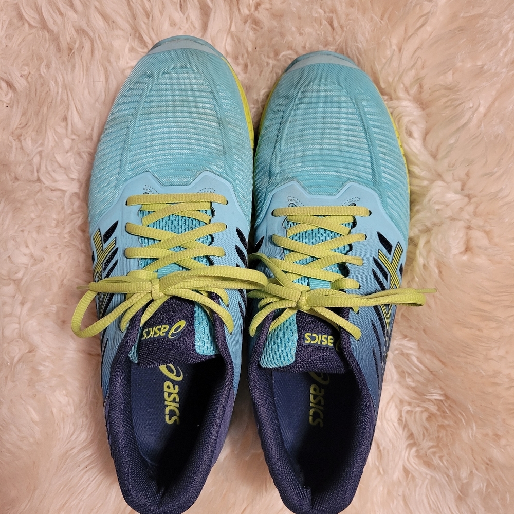 Tennis running shoes